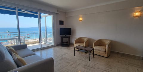 Apartment with terrace at the foot of the beach Apartment in Saint-Raphael