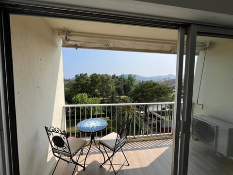 Beautiful river view studio Apartment in Mandelieu-La Napoule
