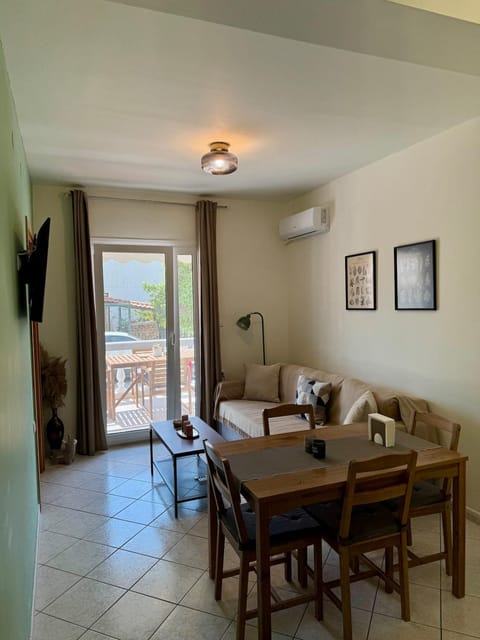 Living room, Seating area, Dining area, air conditioner