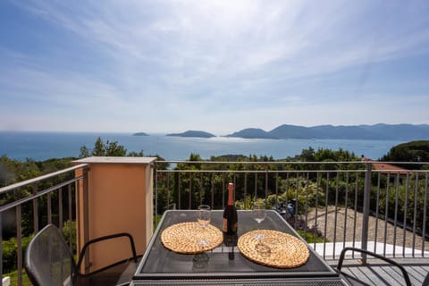 Day, Natural landscape, View (from property/room), Balcony/Terrace, Balcony/Terrace, Dining area, Sea view