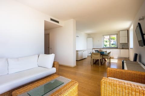 Communal lounge/ TV room, TV and multimedia, Dining area