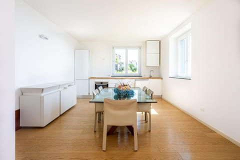 Kitchen or kitchenette, Dining area, oven, stove