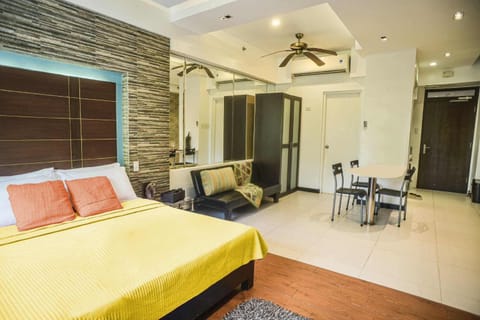 Bed, Dining area, Bedroom
