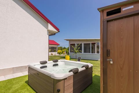 Patio, Day, Natural landscape, Hot Tub