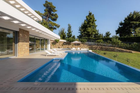 Garden view, Pool view, Swimming pool, sunbed