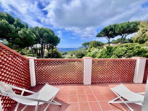 View (from property/room), Balcony/Terrace, sunbed