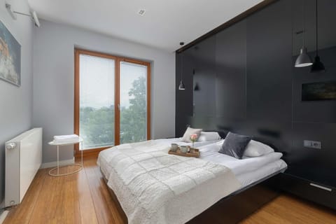 Bed, TV and multimedia, Photo of the whole room, Bedroom, towels