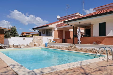 Property building, Patio, Day, Pool view, Swimming pool, sunbed