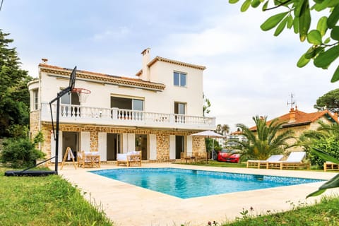 Large 7 bedrooms villa near beach, sea view, islands & bay of Cannes Villa in Cannes