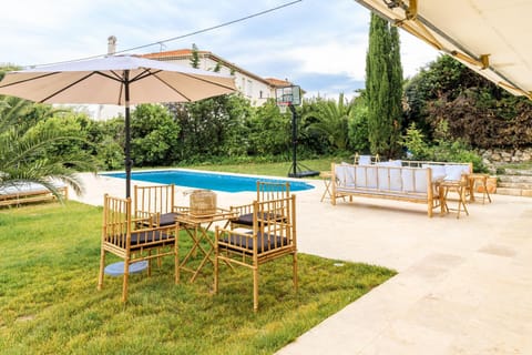 Large 7 bedrooms villa near beach, sea view, islands & bay of Cannes Villa in Cannes