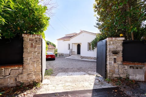 Large 7 bedrooms villa near beach, sea view, islands & bay of Cannes Villa in Cannes