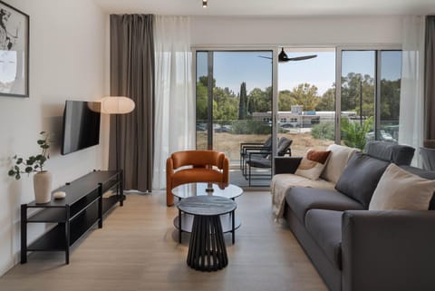 Communal lounge/ TV room, TV and multimedia, Living room, Seating area, Evening entertainment