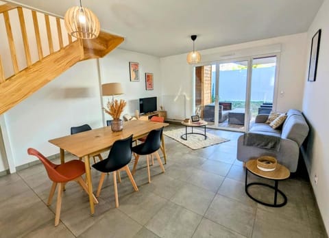 TV and multimedia, Living room, Seating area, Dining area