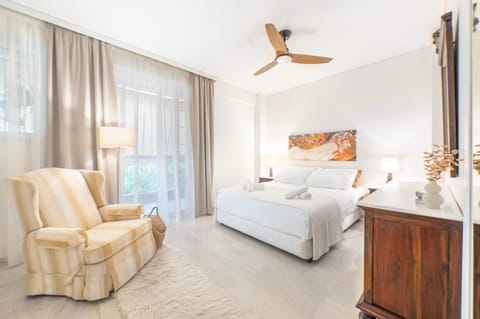 Bed, Living room, Photo of the whole room, Seating area, Bedroom