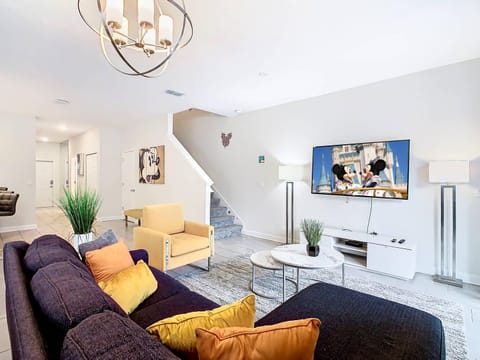 Amazing 5BR Townhouse near Disney - Private Pool House in Kissimmee
