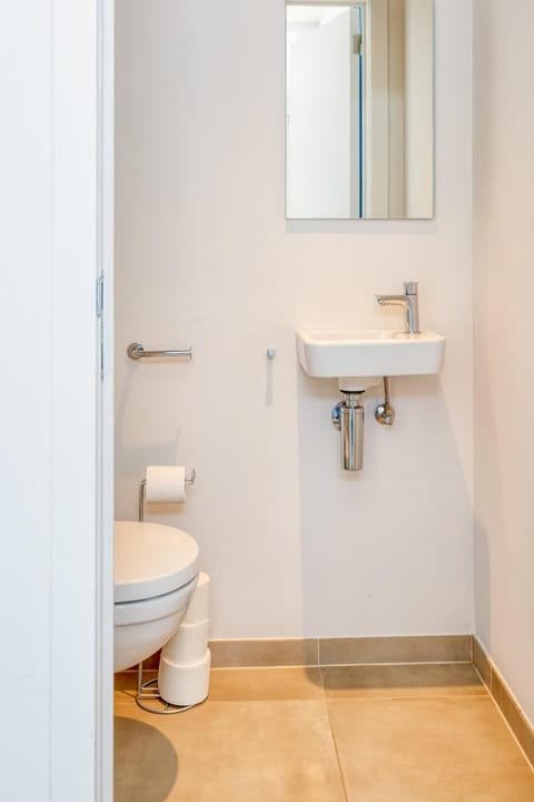 Beautiful Holiday Home for 10 with Garden Apartment in Bredene