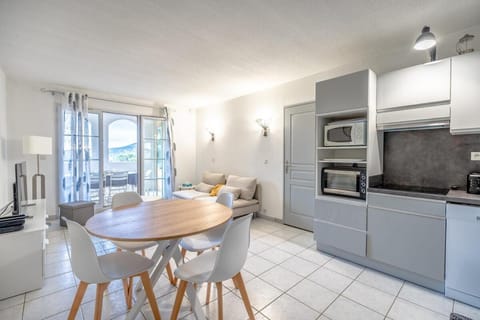 Superbe Appartement climatisé dans résidence avec Piscine et parking Apartment in Sainte-Maxime