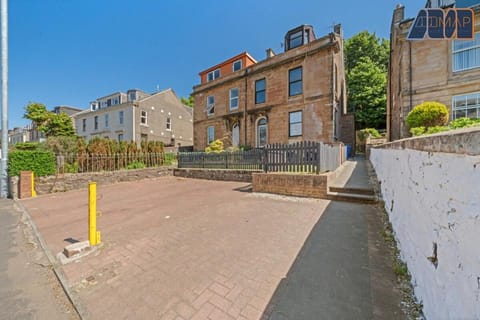 Modern 2 Bed Sleep 4 In Gourock House in Greenock
