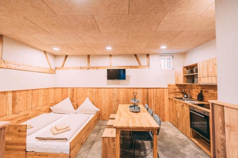 Communal lounge/ TV room, TV and multimedia, Kitchen or kitchenette, Living room, Seating area, Dining area