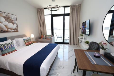 Bed, TV and multimedia, Living room, Photo of the whole room, Seating area, Bedroom