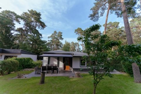 Property building, Day, Garden, Balcony/Terrace, Seating area, Garden view