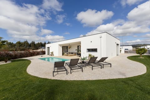 Property building, Patio, Natural landscape, Garden, Garden, Balcony/Terrace, Dining area, Garden view, Pool view, Swimming pool, Swimming pool, sunbed