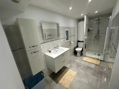 Superbe T2 moderne refait à neuf Apartment in Pont-Saint-Esprit