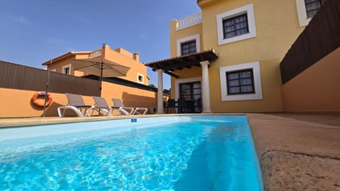 Property building, Patio, Day, Pool view, Swimming pool, sunbed