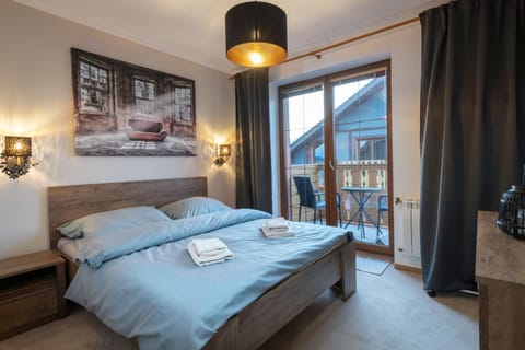 Seating area, Bedroom, towels