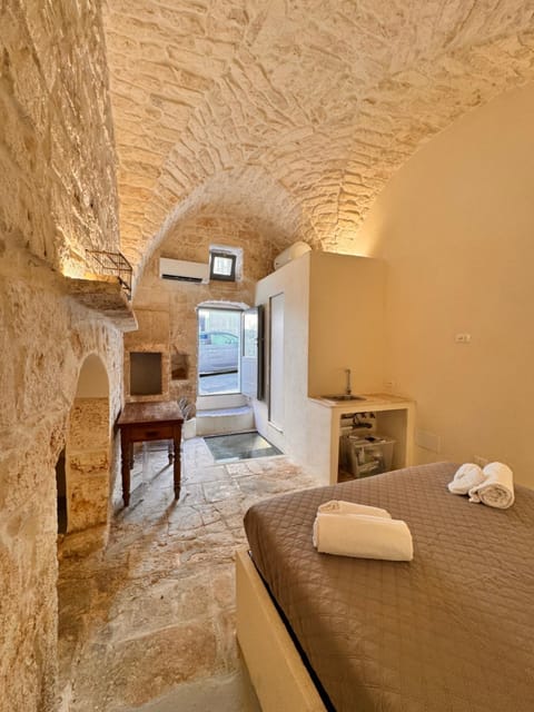 Bed, Living room, Bedroom, towels