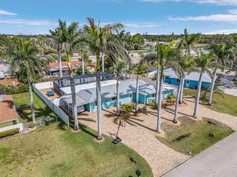 Resort Style Living, Sleeps 12, Heated Pool & Hot Tub - Sea Breeze Oasis - Roelens House in Cypress Lake