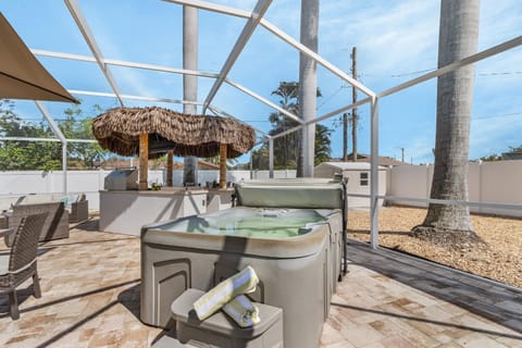 Resort Style Living, Sleeps 12, Heated Pool & Hot Tub - Sea Breeze Oasis - Roelens House in Cypress Lake