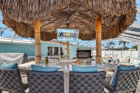 Resort Style Living, Sleeps 12, Heated Pool & Hot Tub - Sea Breeze Oasis - Roelens House in Cypress Lake