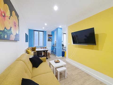 TV and multimedia, Kitchen or kitchenette, Living room, Seating area, Dining area