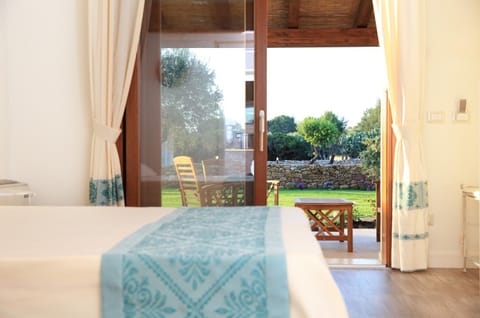 Bed, Bedroom, Garden view