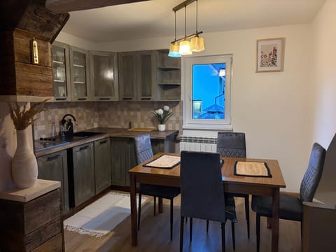 Kitchen or kitchenette, Dining area, pet friendly, stove