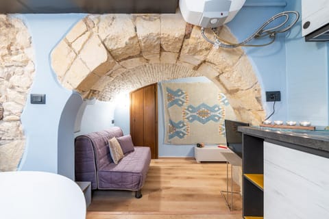 Bed, Kitchen or kitchenette, Seating area, Bedroom