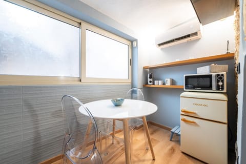 Coffee/tea facilities, Kitchen or kitchenette, Dining area, minibar, air conditioner