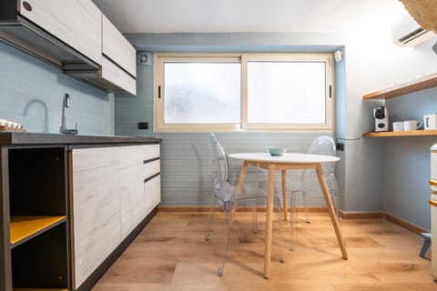 Kitchen or kitchenette, Dining area, minibar, stove