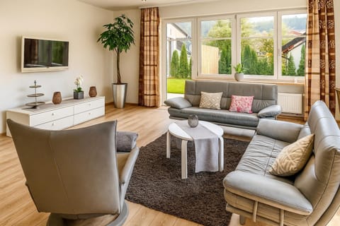 Communal lounge/ TV room, TV and multimedia, Living room, Seating area, Garden view