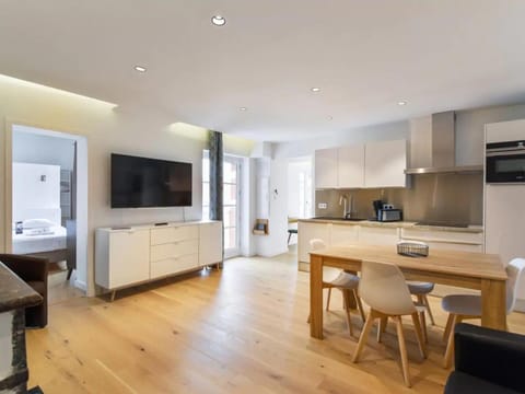 TV and multimedia, Kitchen or kitchenette, Living room, Seating area, Dining area