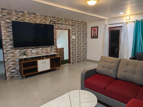 Communal lounge/ TV room, TV and multimedia, Living room, Seating area, Evening entertainment