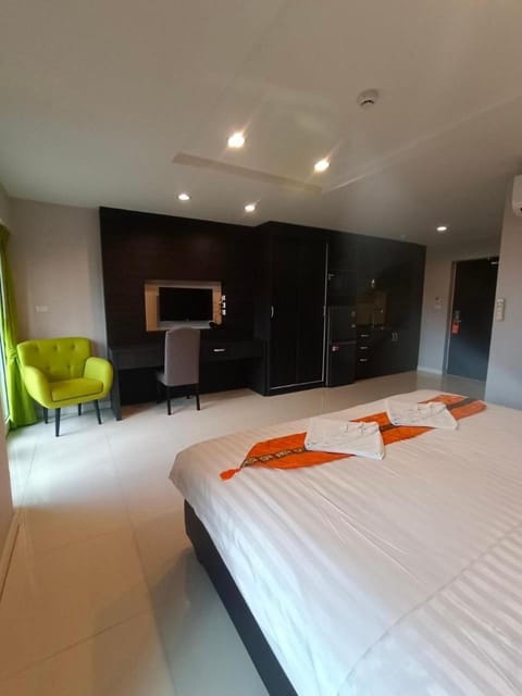 Bed, TV and multimedia, Photo of the whole room, Seating area, Bedroom
