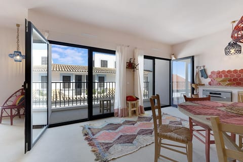 View (from property/room), Balcony/Terrace, Kitchen or kitchenette, Living room, Dining area, oven, stove