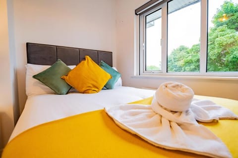 Bed, Bedroom, towels