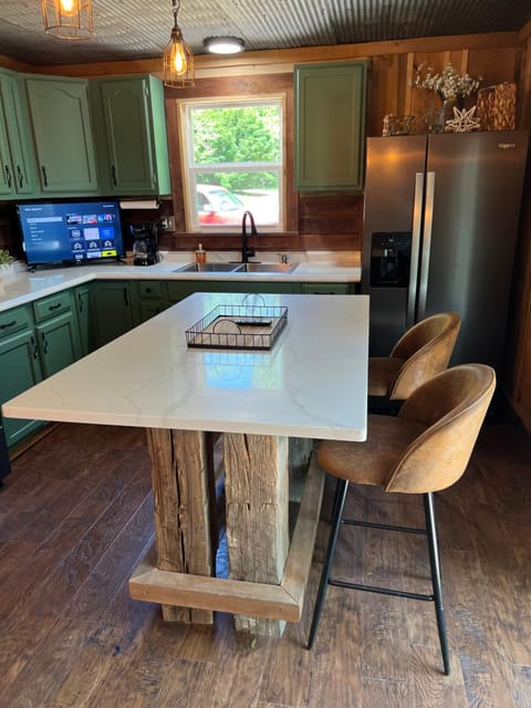 Kitchen or kitchenette, Dining area, oven, stove