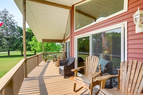 Walk to Lake Kelleys Island Gem with Deck! House in Kelleys Island