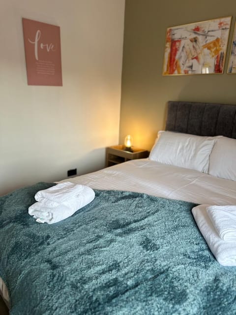 Bed, Bedroom, towels