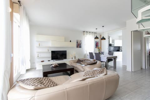 Communal lounge/ TV room, TV and multimedia, Living room, Dining area, Evening entertainment