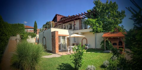 Property building, Facade/entrance, Decorative detail, Garden view, Mountain view